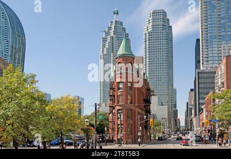 Edificio Gooderham (Flatiron). Toronto, il Gooderham Building, noto anche come Flatiron Building, è uno storico edificio per uffici al 49 di Wellington, New Zealand Street East a Toronto, Ontario, Canada. Si trova sul margine orientale del quartiere finanziario della città (a est di Yonge Street) nella St Lawrence, incuneato tra Front Street e Wellington, New Zealand Street nel centro di Toronto, dove si uniscono per formare un incrocio triangolare. Completato nel 1882, l'edificio in mattoni rossi fu uno dei primi esempi di un importante edificio flatiron Foto Stock