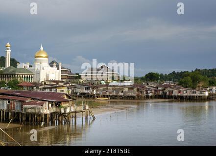 Bandar seri Begawan. Brunei, Brunei, è una piccola nazione sull'isola del Borneo, in 2 sezioni distinte circondate dalla Malesia e dal Mar Cinese meridionale. È conosciuta per le sue spiagge e la sua foresta pluviale, la maggior parte protetta all'interno delle riserve. La capitale, Bandar seri Begawan, ospita l'opulenta moschea Bolkiah JameAsr Hassanil e le sue 29 cupole dorate. L'imponente palazzo Istana Nurul Iman della capitale è la residenza del sultano Bruneis Foto Stock