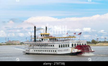 Il battello a pale Creole Queen New Orleans, il battello a pale da 880 passeggeri Creole Queen, è il battello per escursioni giornaliere più lussuoso di New Orleans sul fiume Mississippi. Il Creole Queen è un tradizionale battello fluviale alimentato da una ruota a pale del diametro di 24 piedi Foto Stock