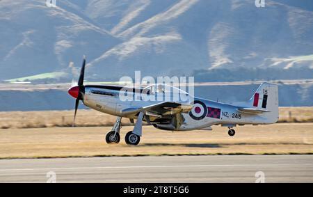 North American P-51D Mustang, l'aereo mostrato qui ('Rudolph the Red Nose Reindeer') ha sede ad Ardmore ed è dipinto nello schema di colore del NZ2415 del No. 3 Squadron (TAF), pilotato nei primi anni '1950 dal leader dello Squadron Ray Archibald, il CO. Dello Squadron Fu originariamente costruito nel 1944 a Inglewood (P-51D-30-NA, Ser no 44-74829, c/n 122-41369) e servì con la Royal Canadian Airforce. Fu importato in nuova Zelanda nel 1984 da Sir Tim Wallis e volò qui per la prima volta nel gennaio 1985. Tim Wallis successivamente vendette l'aereo e fu operato da un fondo fiduciario istituito per mantenerlo nel paese Foto Stock