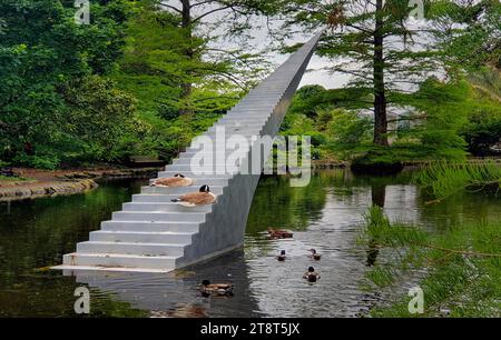 David McCracken's Diminish and Ascend, The vertiginous Diminish e Ascend ha precedentemente attirato grande attenzione a Sculpture by the Sea, Sydney e Sculpture on the Gulf sull'isola di Waiheke. Situato nel lago Kiosk all'interno dei Giardini Botanici di Christchurch, nuova Zelanda, nuova Zelanda, l'illusione di una scala per il cielo che si innalza dal lago assumerà la sua risonanza. McCracken è un produttore altamente qualificato, specializzato nella lavorazione del metallo, che spinge le sue capacità per realizzare lavori formalmente sofisticati e tattili Foto Stock