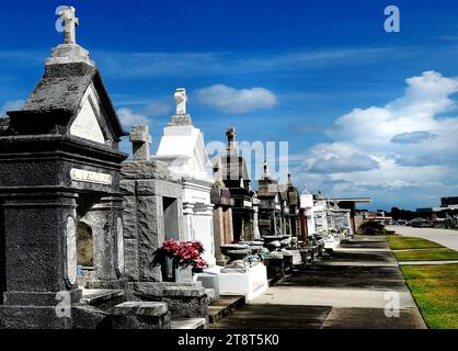 St Louis Cemetery No. 3, meno visitato dei suoi omologhi, il Cemetery No. 3 offre un po' di riposo e tranquillità per coloro che sono al di sopra e al di sotto del suolo. Fondata nel 1854, ogni tomba racconta un capitolo della ricca storia di New Orleans, dai modelli di immigrazione alle inondazioni e alle epidemie di febbre gialla. Cammina per le file per vedere le tombe in marmo e pietra che sono esse stesse opere d'arte Foto Stock