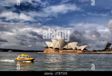 Nel porto di Sydney, la Sydney Opera House è un centro per le arti dello spettacolo multisede situato nel porto di Sydney, New South Wales, Australia. E' uno degli edifici piu' famosi e caratteristici del XX secolo Foto Stock