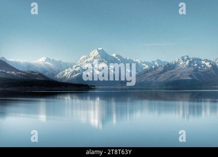 Mount Cook e Lake Pukaki, Aoraki / Mount Cook è la montagna più alta della nuova Zelanda. La sua altezza, a partire dal 2014, è elencata come 3.724 metri. Si trova nelle Alpi meridionali / Kā Tiritiri o te Moana, la catena montuosa che corre per tutta la lunghezza dell'Isola del Sud. Una popolare destinazione turistica, è anche una delle sfide preferite dagli scalatori di montagna Foto Stock