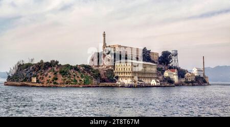 Alcatraz Island, Alcatraz Island si trova nella Baia di San Francisco, 1,25 miglia al largo di San Francisco, Stati Uniti, California, Stati Uniti. La piccola isola fu sviluppata con strutture per un faro, una fortificazione militare, una prigione militare e una prigione federale, quest'ultima operò dall'11 agosto 1934 fino al 21 marzo 1963 Foto Stock