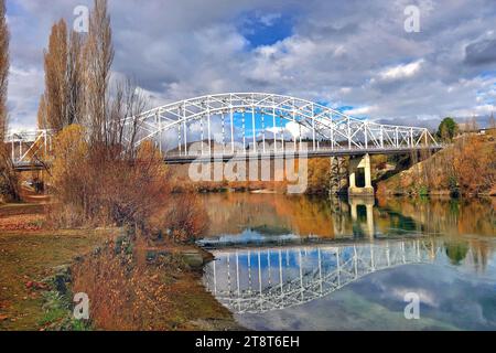 Alexandra Bridge. Otago. Nuova Zelanda, Alexandra Bridge (nuovo) fiume Clutha Foto Stock