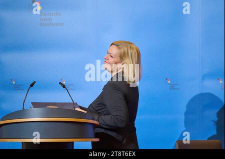 Fachtagung der Deutschen Islam Konferenz 2023 unter dem motto Sozialer Frieden und demokratischer Zusammenhalt: Bekaempfung von Antisemitismus und Muslimfeindlichkeit in Zeiten gesellschaftlicher Spaltung mit Vertretern von Bund, Laendern und Kommunen, muslimischen und juedischen Verbaenden sowie Kirchen, Bundesinim Berlin. IM foto vom 21.11.2023: Rede der Bundesministerin des Innern und fuer Heimat Nancy Faeser. Bundesinnenministerin Faeser forderte von muslimischen Verbaenden ein deutlicheres Bekenntnis gegen Antisemitismus. SIE appelliere gerade an Die grossen Islamverbaen Foto Stock