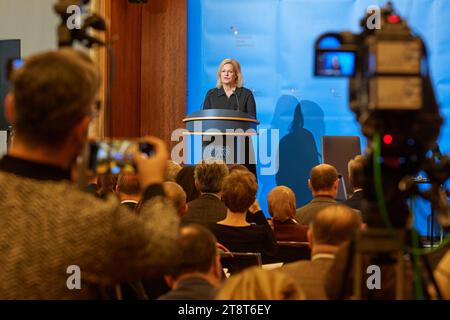 Fachtagung der Deutschen Islam Konferenz 2023 unter dem motto Sozialer Frieden und demokratischer Zusammenhalt: Bekaempfung von Antisemitismus und Muslimfeindlichkeit in Zeiten gesellschaftlicher Spaltung mit Vertretern von Bund, Laendern und Kommunen, muslimischen und juedischen Verbaenden sowie Kirchen, Bundesinim Berlin. IM foto vom 21.11.2023: Rede der Bundesministerin des Innern und fuer Heimat Nancy Faeser. Bundesinnenministerin Faeser forderte von muslimischen Verbaenden ein deutlicheres Bekenntnis gegen Antisemitismus. SIE appelliere gerade an Die grossen Islamverbaen Foto Stock