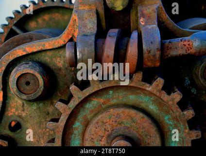 La trasmissione a vite senza fine è una disposizione a ingranaggi in cui una vite senza fine (che è un ingranaggio a forma di vite) si innesta con un ingranaggio a vite senza fine (che è simile nell'aspetto a un ingranaggio cilindrico, ed è anche chiamata ruota senza fine). La terminologia è spesso confusa dall'uso impreciso del termine ingranaggio a vite senza fine per riferirsi alla vite senza fine, all'ingranaggio a vite senza fine, o all'azionamento a vite senza fine come unità Foto Stock