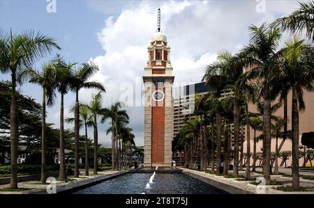 Torre dell'Orologio Kowloon Hong Kong, la Torre dell'Orologio è un punto di riferimento a Hong Kong. Si trova sulla sponda meridionale di Tsim Sha Tsui, Kowloon. È l'unico residuo del sito originale dell'ex stazione di Kowloon sulla ferrovia di Kowloon-Canton Foto Stock