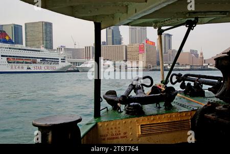 Sullo Star Ferry Hong Kong, lo Star Ferry, o la 'Star' Ferry Company, è un operatore di servizi di traghetti passeggeri e un'attrazione turistica a Hong Kong. Le sue principali rotte trasportano passeggeri attraverso il Victoria Harbour, tra l'isola di Hong Kong e Kowloon. Fu fondata nel 1888 come Kowloon Ferry Company, adottando il suo nome attuale nel 1898 Foto Stock