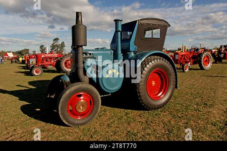 LANZ Bulldog, il Lanz Bulldog era un trattore prodotto dalla Heinrich Lanz AG a Mannheim, Baden-Württemberg, Germania. La produzione iniziò nel 1921 e diverse versioni del Bulldog furono prodotte fino al 1960. John Deere acquistò Lanz nel 1956 e iniziò ad usare il nome "John Deere-Lanz" per la linea di prodotti Lanz Foto Stock