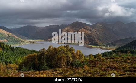 Five Sisters of Kintail, Loch Duich, Scozia dal Ratagan Pass Foto Stock