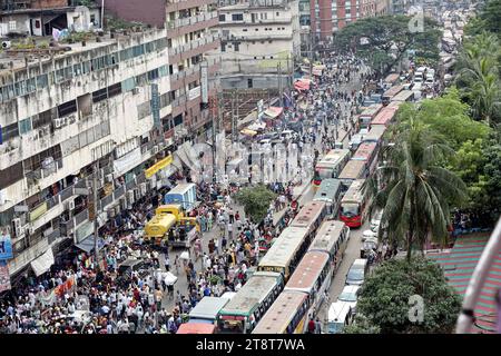 Mega Stau a Dacca veicoli bloccati nel traffico a Dacca, Bangladesh, il 20 novembre 2023. Secondo il rapporto di ricerca, la velocità media del traffico è scesa da 21 km/ora a 5 km/ora, solo leggermente al di sopra della velocità media a piedi. Quasi 5 milioni di ore lavorative perse al giorno nella città di Dacca a causa della congestione del traffico, la cui perdita finanziaria è di 37 mila crore taka all'anno. Dhaka Dhaka District Bangladesh Copyright: XHabiburxRahmanx Credit: Imago/Alamy Live News Foto Stock
