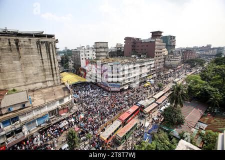 Mega Stau a Dacca veicoli bloccati nel traffico a Dacca, Bangladesh, il 20 novembre 2023. Secondo il rapporto di ricerca, la velocità media del traffico è scesa da 21 km/ora a 5 km/ora, solo leggermente al di sopra della velocità media a piedi. Quasi 5 milioni di ore lavorative perse al giorno nella città di Dacca a causa della congestione del traffico, la cui perdita finanziaria è di 37 mila crore taka all'anno. Dhaka Dhaka District Bangladesh Copyright: XHabiburxRahmanx Credit: Imago/Alamy Live News Foto Stock