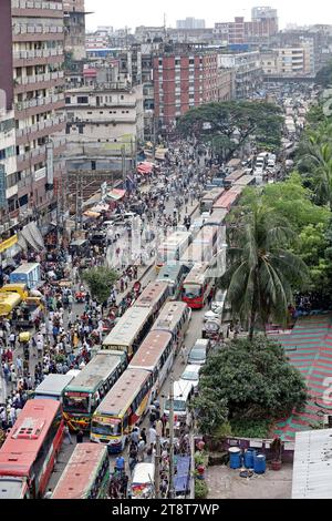 Mega Stau a Dacca veicoli bloccati nel traffico a Dacca, Bangladesh, il 20 novembre 2023. Secondo il rapporto di ricerca, la velocità media del traffico è scesa da 21 km/ora a 5 km/ora, solo leggermente al di sopra della velocità media a piedi. Quasi 5 milioni di ore lavorative perse al giorno nella città di Dacca a causa della congestione del traffico, la cui perdita finanziaria è di 37 mila crore taka all'anno. Dhaka Dhaka District Bangladesh Copyright: XHabiburxRahmanx Credit: Imago/Alamy Live News Foto Stock