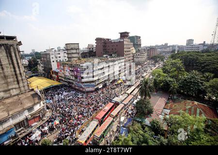 Mega Stau a Dacca veicoli bloccati nel traffico a Dacca, Bangladesh, il 20 novembre 2023. Secondo il rapporto di ricerca, la velocità media del traffico è scesa da 21 km/ora a 5 km/ora, solo leggermente al di sopra della velocità media a piedi. Quasi 5 milioni di ore lavorative perse al giorno nella città di Dacca a causa della congestione del traffico, la cui perdita finanziaria è di 37 mila crore taka all'anno. Dhaka Dhaka District Bangladesh Copyright: XHabiburxRahmanx Credit: Imago/Alamy Live News Foto Stock