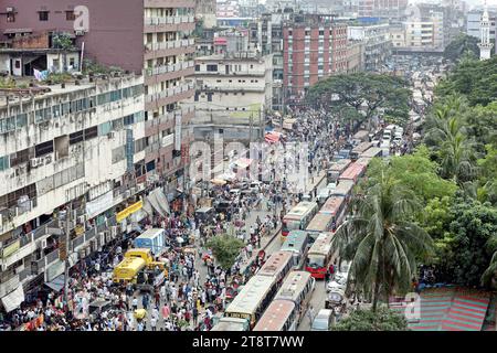 Mega Stau a Dacca veicoli bloccati nel traffico a Dacca, Bangladesh, il 20 novembre 2023. Secondo il rapporto di ricerca, la velocità media del traffico è scesa da 21 km/ora a 5 km/ora, solo leggermente al di sopra della velocità media a piedi. Quasi 5 milioni di ore lavorative perse al giorno nella città di Dacca a causa della congestione del traffico, la cui perdita finanziaria è di 37 mila crore taka all'anno. Dhaka Dhaka District Bangladesh Copyright: XHabiburxRahmanx Credit: Imago/Alamy Live News Foto Stock