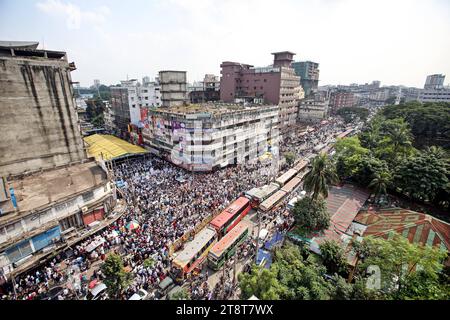 Mega Stau a Dacca veicoli bloccati nel traffico a Dacca, Bangladesh, il 20 novembre 2023. Secondo il rapporto di ricerca, la velocità media del traffico è scesa da 21 km/ora a 5 km/ora, solo leggermente al di sopra della velocità media a piedi. Quasi 5 milioni di ore lavorative perse al giorno nella città di Dacca a causa della congestione del traffico, la cui perdita finanziaria è di 37 mila crore taka all'anno. Dhaka Dhaka District Bangladesh Copyright: XHabiburxRahmanx Credit: Imago/Alamy Live News Foto Stock