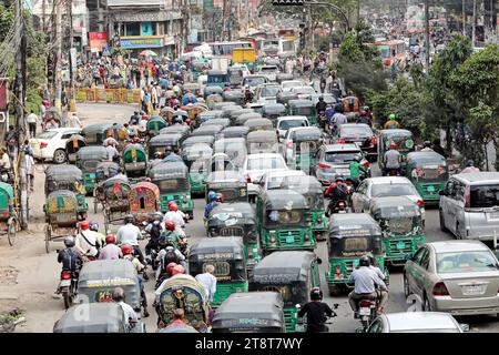 Mega Stau a Dacca veicoli bloccati nel traffico a Dacca, Bangladesh, il 20 novembre 2023. Secondo il rapporto di ricerca, la velocità media del traffico è scesa da 21 km/ora a 5 km/ora, solo leggermente al di sopra della velocità media a piedi. Quasi 5 milioni di ore lavorative perse al giorno nella città di Dacca a causa della congestione del traffico, la cui perdita finanziaria è di 37 mila crore taka all'anno. Dhaka Dhaka District Bangladesh Copyright: XHabiburxRahmanx Credit: Imago/Alamy Live News Foto Stock