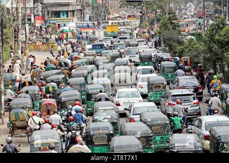 Mega Stau a Dacca veicoli bloccati nel traffico a Dacca, Bangladesh, il 20 novembre 2023. Secondo il rapporto di ricerca, la velocità media del traffico è scesa da 21 km/ora a 5 km/ora, solo leggermente al di sopra della velocità media a piedi. Quasi 5 milioni di ore lavorative perse al giorno nella città di Dacca a causa della congestione del traffico, la cui perdita finanziaria è di 37 mila crore taka all'anno. Dhaka Dhaka District Bangladesh Copyright: XHabiburxRahmanx Credit: Imago/Alamy Live News Foto Stock