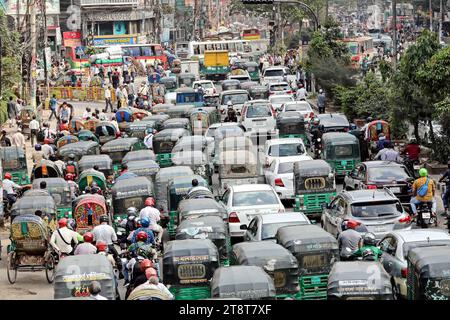 Mega Stau a Dacca veicoli bloccati nel traffico a Dacca, Bangladesh, il 20 novembre 2023. Secondo il rapporto di ricerca, la velocità media del traffico è scesa da 21 km/ora a 5 km/ora, solo leggermente al di sopra della velocità media a piedi. Quasi 5 milioni di ore lavorative perse al giorno nella città di Dacca a causa della congestione del traffico, la cui perdita finanziaria è di 37 mila crore taka all'anno. Dhaka Dhaka District Bangladesh Copyright: XHabiburxRahmanx Credit: Imago/Alamy Live News Foto Stock