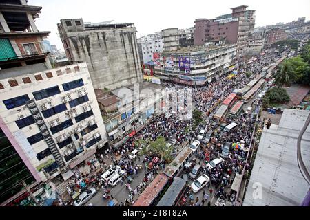 Mega Stau a Dacca veicoli bloccati nel traffico a Dacca, Bangladesh, il 20 novembre 2023. Secondo il rapporto di ricerca, la velocità media del traffico è scesa da 21 km/ora a 5 km/ora, solo leggermente al di sopra della velocità media a piedi. Quasi 5 milioni di ore lavorative perse al giorno nella città di Dacca a causa della congestione del traffico, la cui perdita finanziaria è di 37 mila crore taka all'anno. Dhaka Dhaka District Bangladesh Copyright: XHabiburxRahmanx Credit: Imago/Alamy Live News Foto Stock