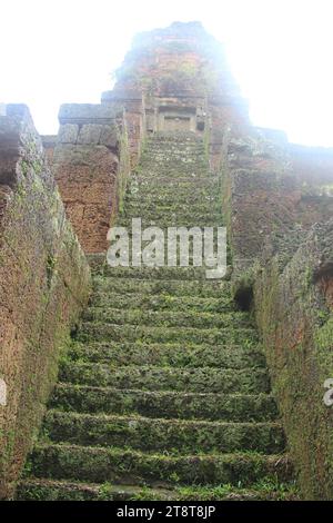 Baksei Chamkrong, tempio Khmer, antica zona di Angkor, Cambogia. Reign of Harshavarman, restaurato da Rajendravarman, ridedicato intorno al 948 d.C. Foto Stock