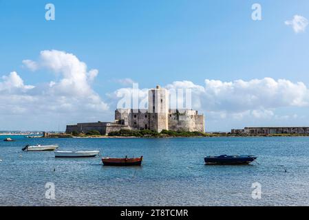 Vista sul Castello della Colombaia, sulla Torre Peliade o sul Castello di mare nel porto di Marsala, Trapani, Sicilia Foto Stock