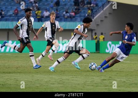 Bandung, Indonesia. 21 novembre 2023. Eric da Silva Moreira (2nd R) della Germania fa una partita con Pedro Soma (1st R) degli Stati Uniti durante il round di 16 della Coppa del mondo FIFA U-17 Indonesia 2023 tra Germania e Stati Uniti allo stadio Jalak Harupat di Bandung, Giava Occidentale, Indonesia, 21 novembre 2023. Crediti: Septianjar Muharam/Xinhua/Alamy Live News Foto Stock