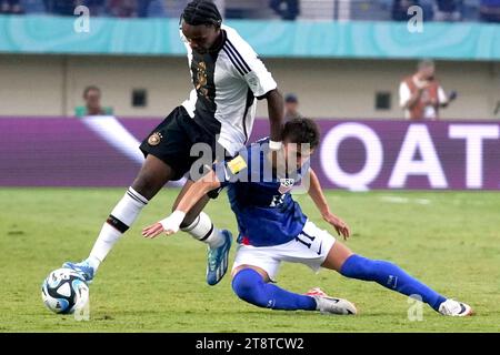 Bandung, Indonesia. 21 novembre 2023. Charles Herrmann (L) della Germania si allea con David Vazquez degli Stati Uniti durante il round of 16 della Coppa del mondo FIFA Under-17 Indonesia 2023 tra Germania e Stati Uniti allo stadio Jalak Harupat di Bandung, Giava Occidentale, Indonesia, 21 novembre 2023. Crediti: Septianjar Muharam/Xinhua/Alamy Live News Foto Stock