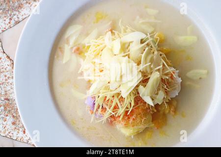Khanom Chin Sao Nam, riso tailandese Vermicelli servito con frutta fresca tritata e verdure con gamberi secchi macinati in zuppa di latte di cocco Foto Stock