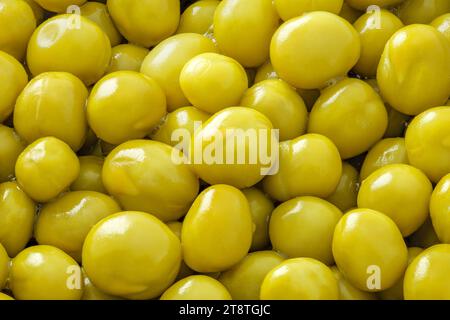 Primi piani di piselli verdi in scatola, semi rotondi molto sfusi Foto Stock