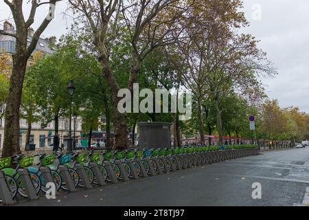 Parigi, Francia, 2023. Boulevard Richard Lenoir, una fila perfetta di biciclette condivise Velib che aspettano gli utenti in una umida giornata autunnale Foto Stock