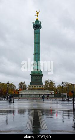 Parigi, Francia, 2023. Prospettiva sulla colonna di luglio e la sua Génie de la Liberté dorata in una giornata autunnale piovosa Place de la Bastille (verticale) Foto Stock