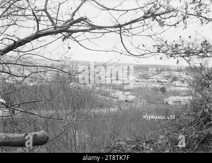 Vista generale del centro di Wanganui, nuova Zelanda dai piedi della Collina di San Giovanni, veduta di Wanganui, nuova Zelanda centrale, dai piedi della Collina di San Giovanni. La linea ferroviaria Wanganui, New Zealand Branch Railway attraversa da sinistra a destra in primo piano, con London Street dietro la linea e file di case oltre Foto Stock