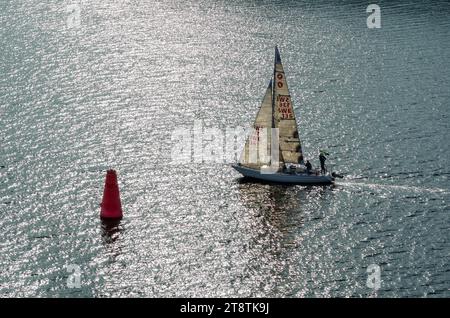 Barca a vela nell'arcipelago di Stoccolma nel Mar Baltico, Svezia Foto Stock