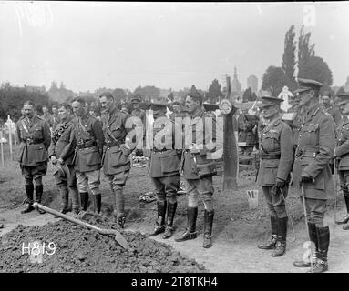 Ufficiali neozelandesi ad un funerale militare, Bailleul, prima guerra mondiale, gli ufficiali neozelandesi che assistono al funerale del generale di brigata Francis Earl Johnston durante la prima guerra mondiale In piedi sul fianco della tomba, includono da destra a sinistra: I generali Godley e Birdwood, il brigadiere Hart, il generale Russell e il colonnello Cook. Fotografia scattata a Bailleul, in Francia, il 12 agosto 1917 Foto Stock