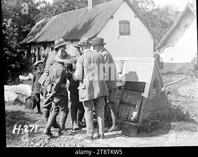 Sir Thomas MacKenzie parla con i soldati neozelandesi in Francia, prima guerra mondiale, Sir Thomas Mackenzie, alto Commissario neozelandese a Londra, parla con i soldati neozelandesi alloggiati in un villaggio francese durante la prima guerra mondiale Fotografia scattata tra il 9 e il 10 settembre 1917 Foto Stock