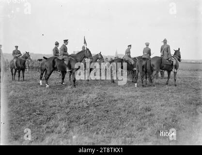 Il principe di Galles in una revisione delle truppe neozelandesi a Beauvois, prima guerra mondiale, Una retrospettiva del principe di Galles in una revisione delle truppe neozelandesi durante la sua visita alla Divisione neozelandese a Beauvois, Francia nella prima guerra mondiale Il principe fa parte di un gruppo di ufficiali a cavallo, tra cui il comandante generale Russell (terzo da destra). Le truppe si sono formate sullo sfondo. Fotografia scattata il 14 ottobre 1918 Foto Stock