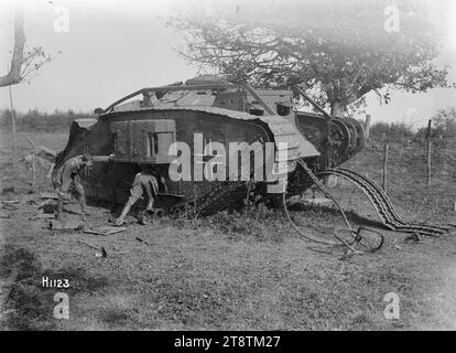 Un carro armato della prima guerra mondiale, Pont-a-Pierre, Francia, Un carro armato tedesco, originariamente britannico, dopo la sua riconquista da parte di un reggimento di Canterbury nella prima guerra mondiale Due soldati neozelandesi lo stanno ispezionando. Fotografia scattata il 1o novembre 1918 Foto Stock