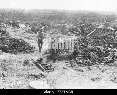 Stazione di vestizione avanzata nelle seconde linee tedesche durante la battaglia di Messines, Belgio, soldati feriti assistiti dal corpo di ambulanza in una stazione di vestizione avanzata nelle seconde linee tedesche durante la battaglia di Messines, Begium, 1917 Foto Stock