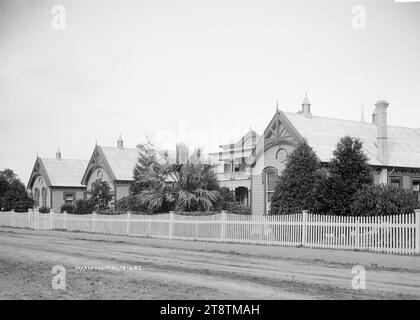 Thames Hospital, Vista dell'ospedale (un edificio in legno aperto nel 1900) dall'altra parte della strada. Una recinzione bianca per picchetti corre lungo la facciata della strada. Foto scattata nei primi anni '1900 Foto Stock