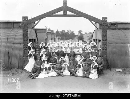 Infermieri e medici della nuova Zelanda presso il New Zealand Stationary Hospital, infermieri e medici ufficiali della New Zealand Stationary Hospital riuniti sotto un arco scavato da un paziente Maori. Attraverso l'arco sono visibili file di capanne. Foto scattata durante la prima guerra mondiale, il 16 agosto 1918 Foto Stock