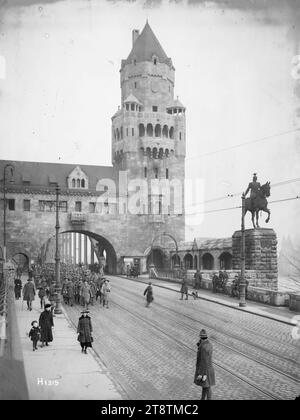 Le truppe neozelandesi marciarono sul ponte Hohenzollern, Colonia, 1919, Una visione generale delle truppe neozelandesi disarmate che emergono dall'arco di una delle torri sul ponte Hohenzollern, sul Reno, mentre entrano a Colonia durante l'occupazione della Germania dopo la prima guerra mondiale La statua equestre del Kaiser Wilhelm è sulla destra. Fotografia scattata nel marzo 1919 Foto Stock