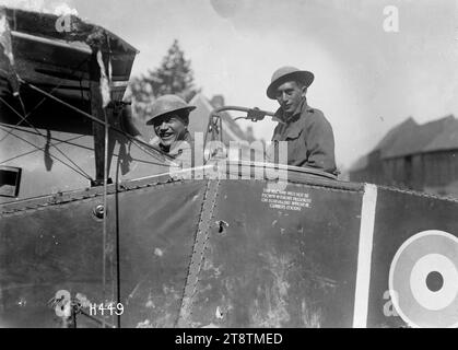 Soldati del Pioneer Battalion nella cabina di pilotaggio di un caccia Bristol F2B abbattuto durante la prima guerra mondiale, due soldati del New Zealand Pioneer Battalion mostrati all'interno della cabina di pilotaggio di un biplano Bristol F2B abbattuto durante la prima guerra mondiale in Francia. Prominente è la rotonda britannica dipinta sul lato dell'aereo. Fotografia scattata a Bertrancourt il 1° aprile 1918 Foto Stock