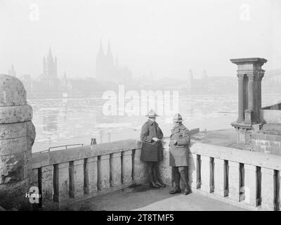 Soldati neozelandesi in congedo a Colonia, Germania, dopo la prima guerra mondiale, due soldati neozelandesi in congedo a Colonia, Germania, dopo la prima guerra mondiale Mostra uomini in uniforme sul Reno con la città sullo sfondo. Importanti sono la cattedrale di Colonia e il ponte Hohenzollern. Il ghiaccio sta galleggiando sul fiume. Fotografia scattata nel gennaio 1919 Foto Stock