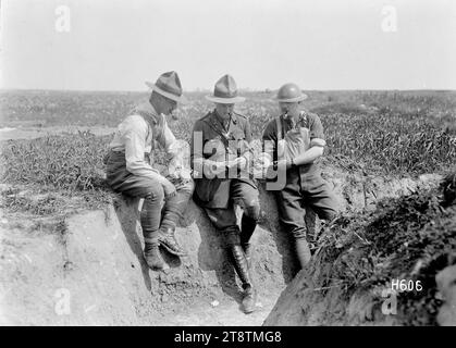 Ufficiali dell'artiglieria neozelandese, Beaussart, tre ufficiali d'artiglieria seduti all'aperto vicino al fronte, Beaussart, in Francia durante la prima guerra mondiale Fotografia scattata il 23 maggio 1918 Foto Stock