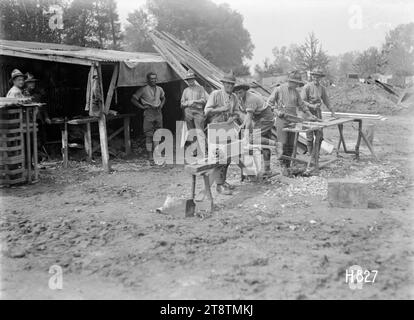 I pionieri di un Wellington, New Zealand Regiment al lavoro sulle linee di trasporto, i pionieri di un Wellington, New Zealand Regiment che segava legname per aiutare il trasporto vicino alla prima linea durante la prima guerra mondiale Foto scattata Corin 27 luglio 1918 Foto Stock