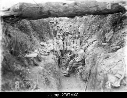 Prima guerra mondiale truppe neozelandesi in una trincea tedesca catturata nei pressi di Gommecourt, Francia, prima guerra mondiale truppe neozelandesi in una trincea tedesca catturata nei pressi di Gommecourt, Francia. Fotografia scattata il 31 marzo 1918 Foto Stock